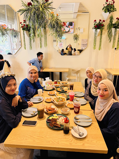 Friends sharing a meal at Choon Guan Bukit Raja