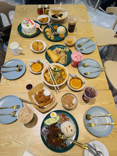 A table of favourite dishes and drinks at Choon Guan Bukit Raja