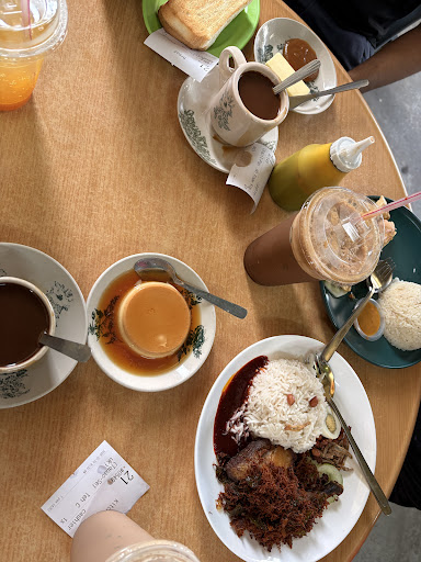 Breakfast with nasi lemak, toast, pudding and kopi at Choon Guan Pandamaran